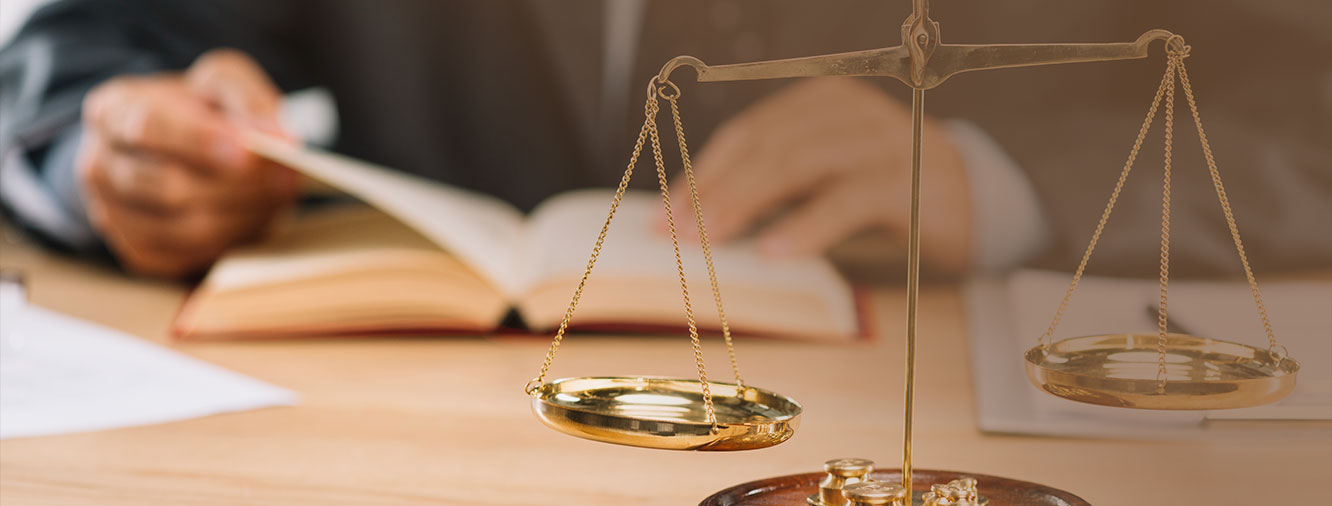 asesoria juridica con balanza en zynder consultoria de andalucia